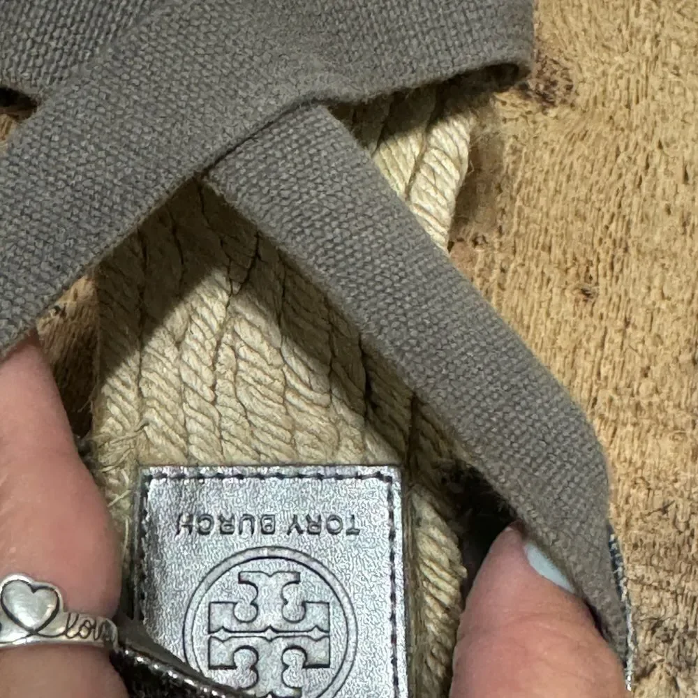 TORY BURCH Silver Leather Espadrille Sandals Sz 5.5 Elastic Gray Crossed Straps